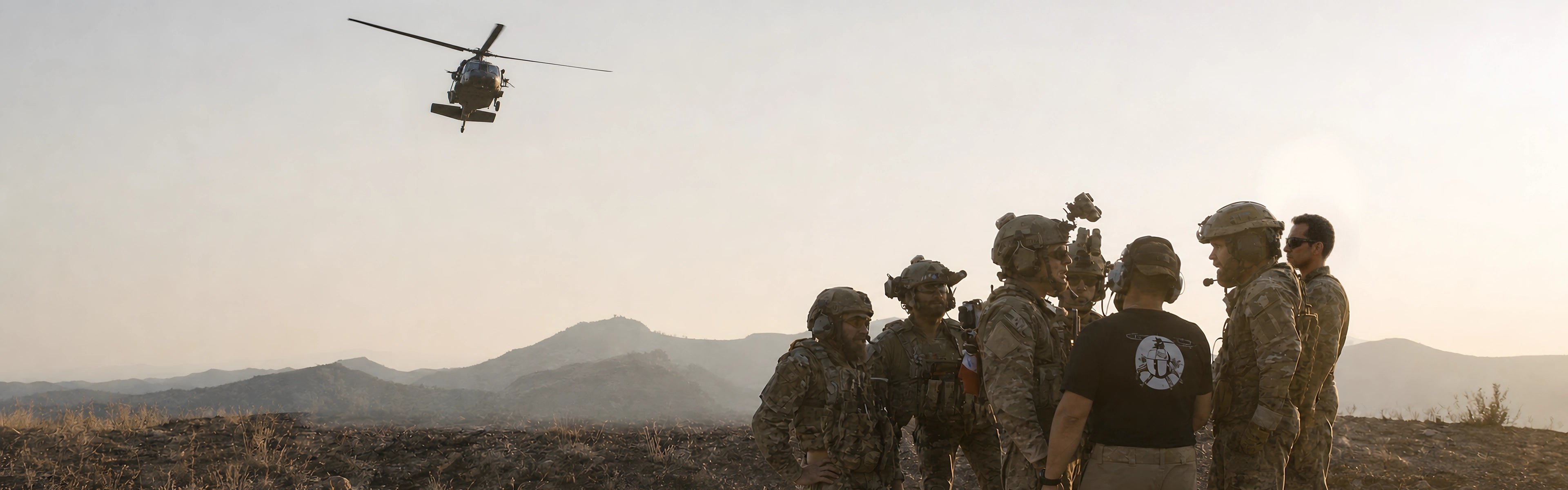 Mission Gear Pro – Operatorengruppe mit Helikopter bei Sonnenuntergang