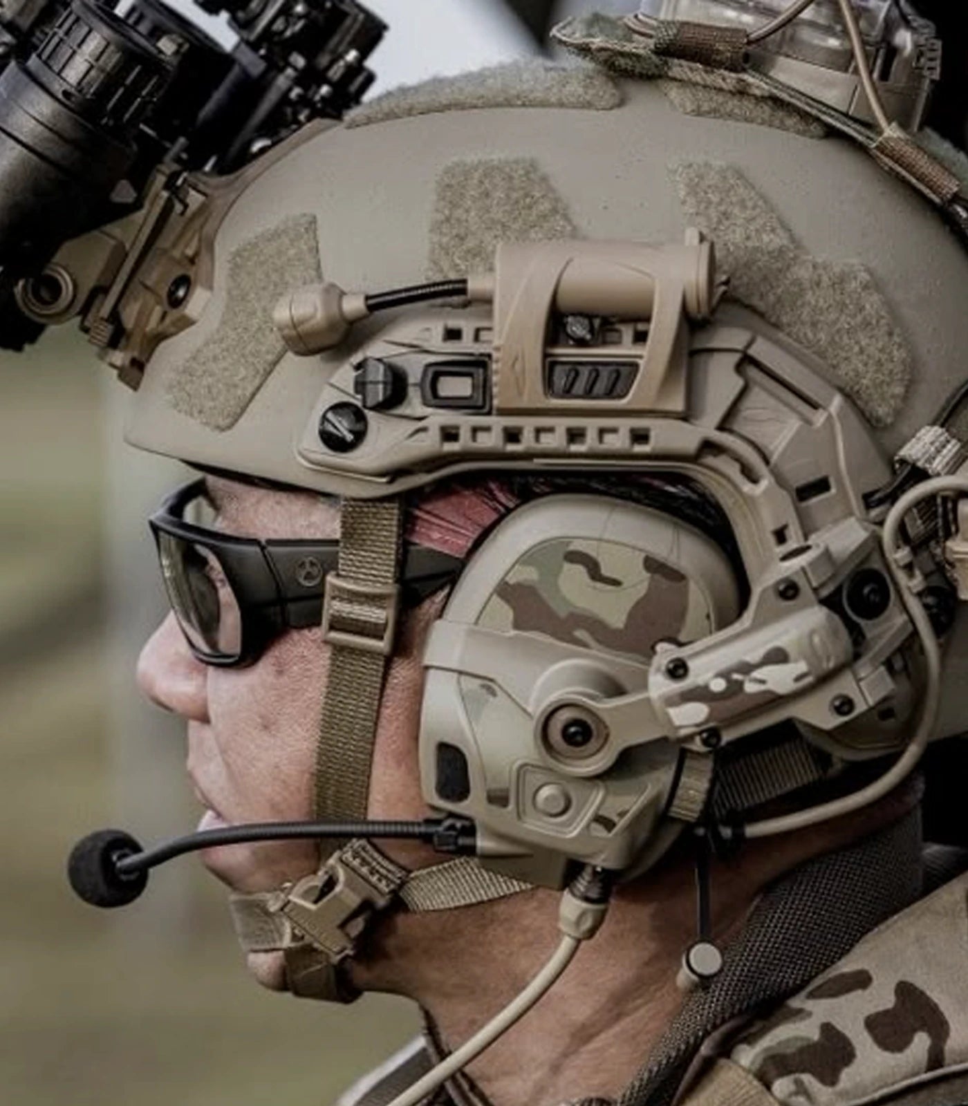 Helm mit Headset und IR Marker