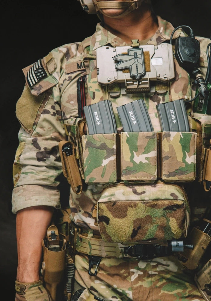 Haley Strategic – Front- und Rückenansicht des Loadouts mit dezentem Rauch